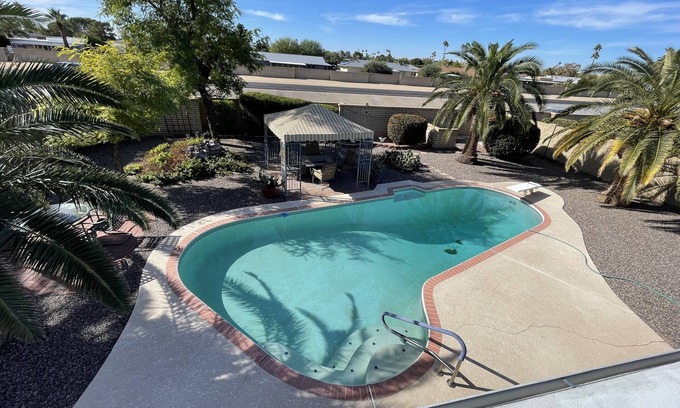 Sun City Casa | 5 star resort pool,jet tub, out Drshower,barbeque,fire pit,tv’s,amazing backyard