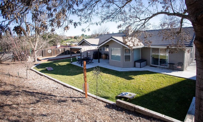 Paso Robles Casa | Excelente ubicación-Cerca del centro de Paso-Mesa de billar / Dardos / Corn Hole + más