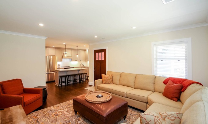 Plaza Midwood Casa | Lujo moderno de 5 estrellas cerca de la zona residencial, ubicación tranquila