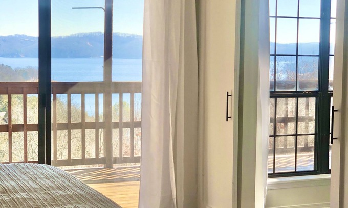 Lost Bridge Village Casa | 5 Star Views of Beaver Lake! Newly remodeled 4 Bdr, 2 master en-suite Huge Deck