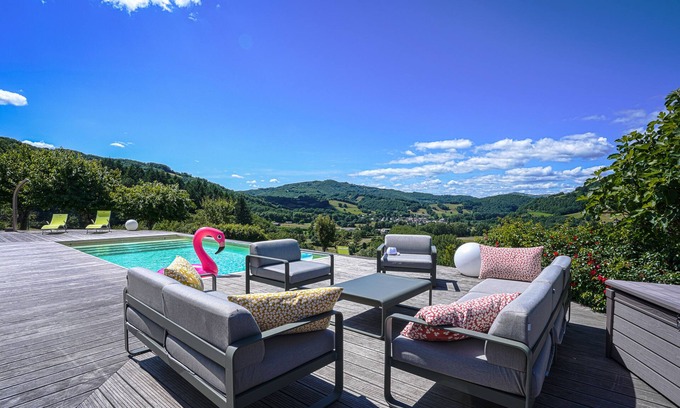 Sainte-Eulalie-d'Olt Villa | Lujosa villa de 5 ***** con piscina climatizada y vista panorámica tranquila