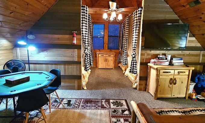 Sevierville Apartamento | 5-star w Pool Cozy Secluded Newly-renovated