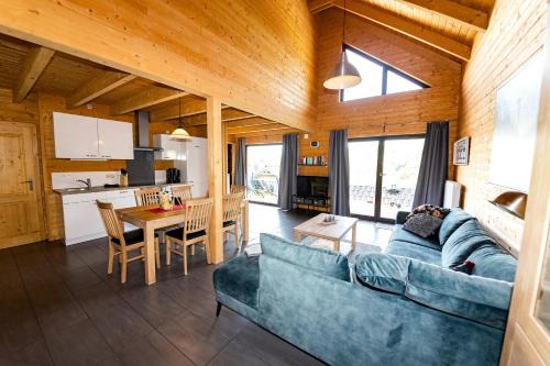 Rieden Casa | 5 Sterne Ferienhaus Tommy mit Kamin, Seeblick und großer Terrasse