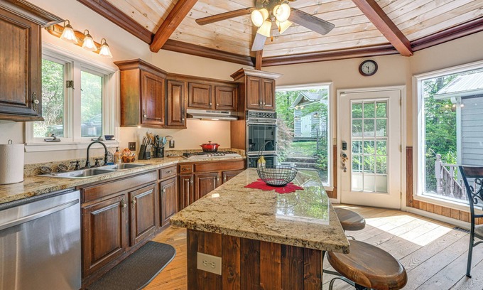 Franklin Cabaña | 5-story Group Getaway w/Game Room in Franklin!