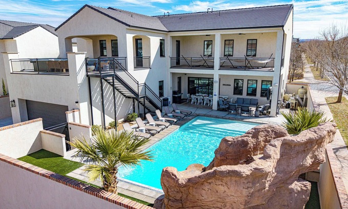 Hurricane Casa | 5 Suites, Private Pool, 2 Hot Tubs for 19, 2 Fire Pits, 2 Fridges Sleeps 30