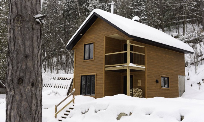 Bowman Chalet De Esquí | [# 5 The Hare] Rustic chalet by the river.