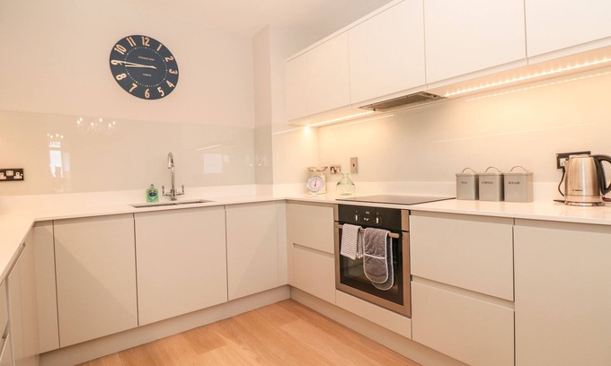 Bugford Cabaña | 5 THE MANOR HOUSE, HILLFIELD VILLAGE, family friendly in Dartmouth