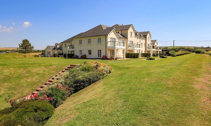 Thurlestone Cabaña | 5 THURLESTONE BEACH, pet friendly, with a garden in Thurlestone