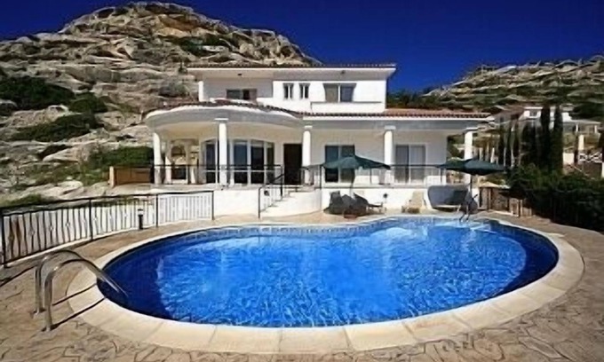 Peyia Town Villa | Villa de 5 * con vistas al mar y a la montaña para dejar sin aliento