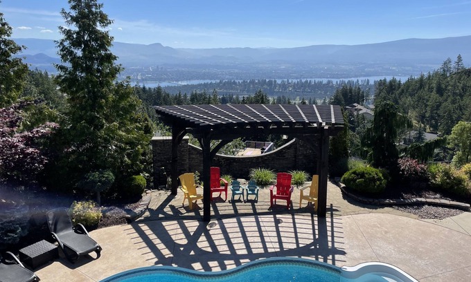West Kelowna Estates Casa | 5 ⭐️ WEST KELOWNA OASIS-HEATED POOL, HOTTUB, KELOWNA VIEWS. FAMILY DISCOUNT