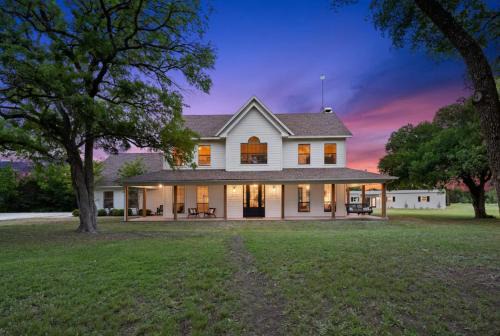 Glen Rose Casa | 50 Acre Countryside Haven With Hiking Trails, Fossils, Pickleball Court, Basketball, Arcade, In-Ground Trampoline, Pool and Jacuzzi residence