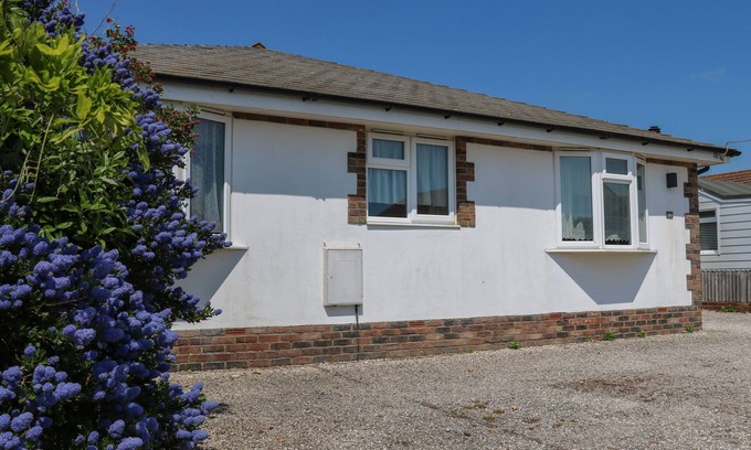 Pagham Cabaña | 50 HARBOUR ROAD, pet friendly, with open fire in Pagham