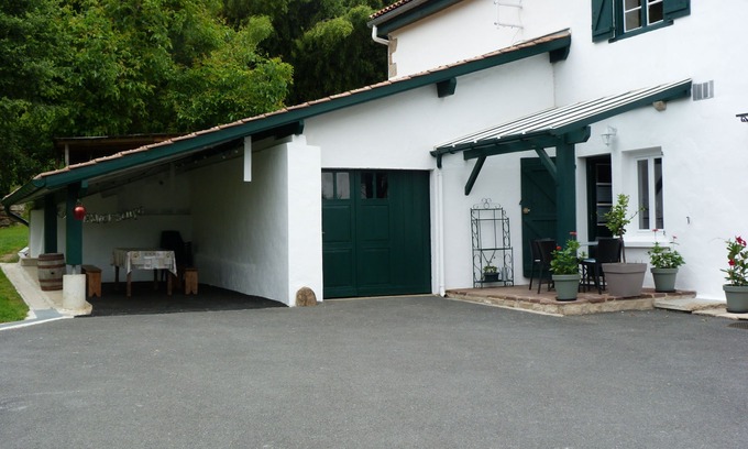 Saint-Pee-sur-Nivelle Apartamento | 50 m² renovated apartment in Basque house