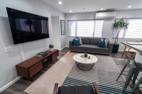 Peninsula Casa | 50 M to Sand LGB 2 King Suites