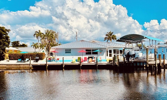 Matlacha Casa | 50’ of Dock for your boats. Hot tub, Boatlift, walk 2 restaurants Xtra parking.