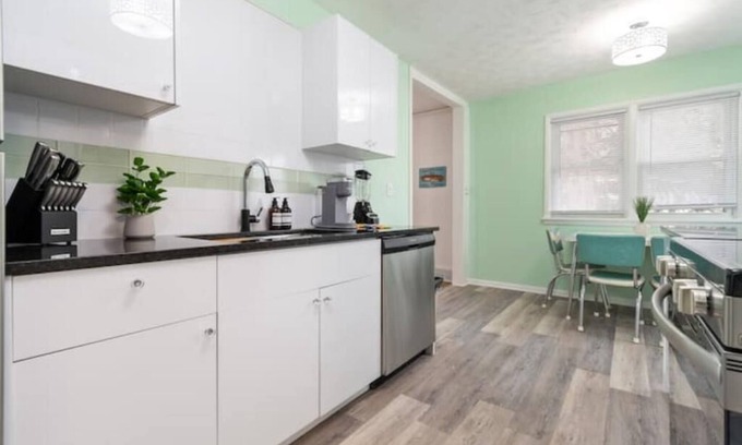 Omaha Apartamento | 50's Unit-Colorful & Comfy Stay