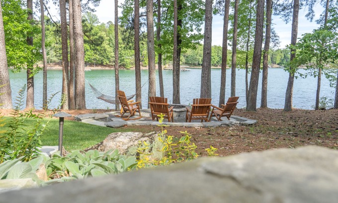 Seneca Casa | 500 pies de FRENTE DE AGUA PRITÍTICO EN EL BONITO LAGO KEOWEE