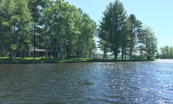 Chief Lake Casa | 500 'a orillas del lago, 2 muelles, excelentes vistas al lago, playa de arena, capacidad para 10 personas, aire acondicionado