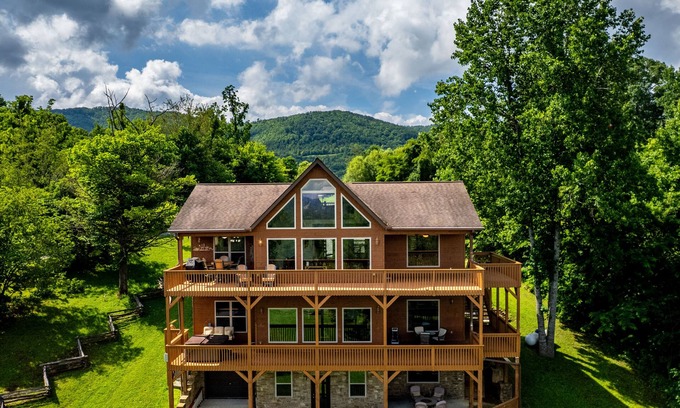 Cosby Cabina | 5000 Sq, Ft, Cabin on 1 Acre-Beautiful Views-Dogs Allowed