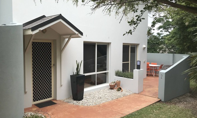 Narrawallee Villa | $ 50 de 2 noches de estadía, $ 100 de 3 + noches hasta 18/12/19, reserva directa con Di.