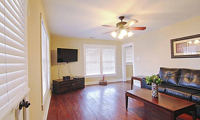 Florence Condominio | Condo Suite B (1 ° piso) - WiFi gratis (limitado) ¡Estacionamiento para botes! Walk Downtown!