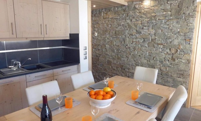 Champagny-en-Vanoise Apartamento | 100m del centro estación, 4.o piso, balcón, parking, tv, local para esquís, 57m²