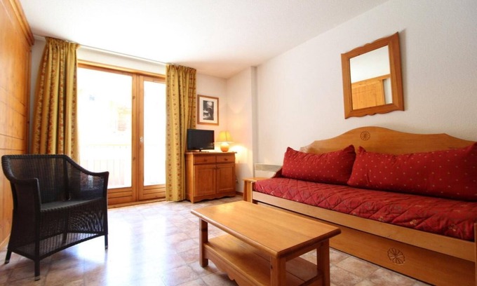Lanslevillard Apartamento | 100m del centro estación, 1.o piso, vista montaña, balcón, parking, tv, local para esquís, 39m²