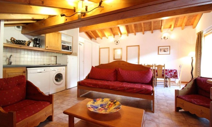 Lanslevillard Apartamento | 100m del centro estación, 3.o piso, vista montaña, balcón, parking, tv, local para esquís, 55m²