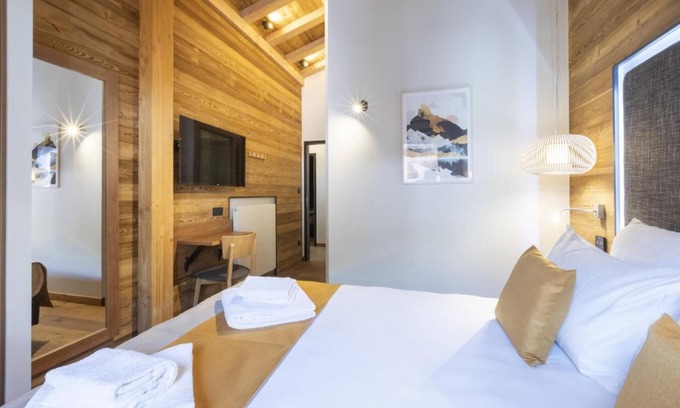 Lanslevillard Apartamento | 150m del centro estación, fitness, piscina, sauna, hammam, balcón, chimenea o estufa a leña, tv