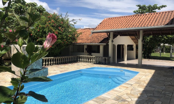 Guaratuba Casa | FRENTE AL AGUA, AIRE ACONDICIONADO, WI-FI, PISCINA, BARBACOA, 18 PERSONAS, 7 BAN