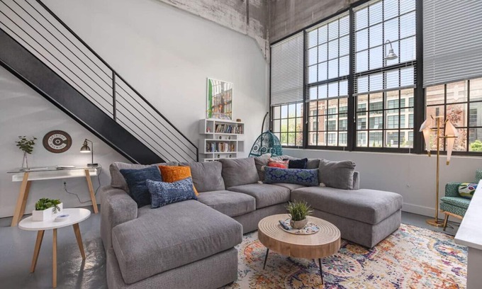 Otterbien Home Apartamento | 5103 Peters · New Industrial Loft on Lebanon Bike Trail !!