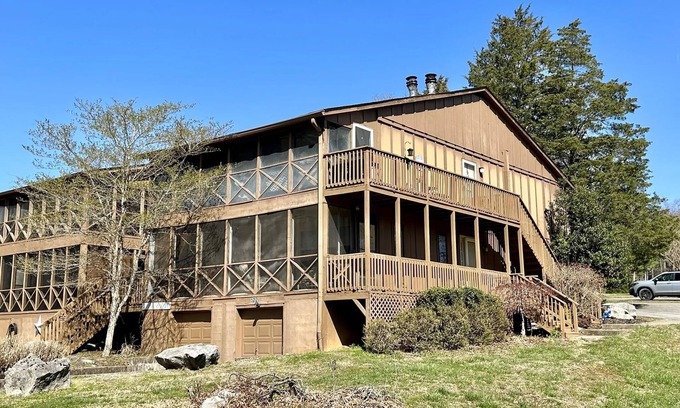 Bronston Condominio | 52-1 Woodson Bend Resort- Lake Cumberland Condo- lower level