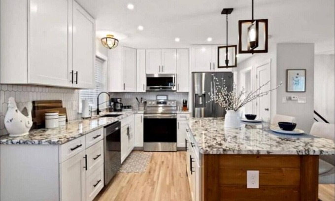 Monument Casa | 52 Front St · HOT TUB! Amazing Mountain views! Newly Remodeled
