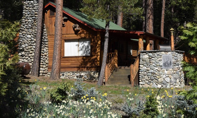 North Wawona Cabina | (52) Tuolumne Meadow (1 Bedroom Only) at The Redwoods In Yosemite