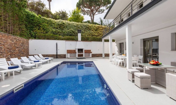 Lloret de Mar Villa | 520 m² Villa ∙ 4 habitaciones ∙ 8 huéspedes