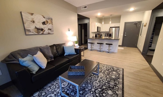Champaign Apartamento | 520 Neil, Luxury 2 Bedroom