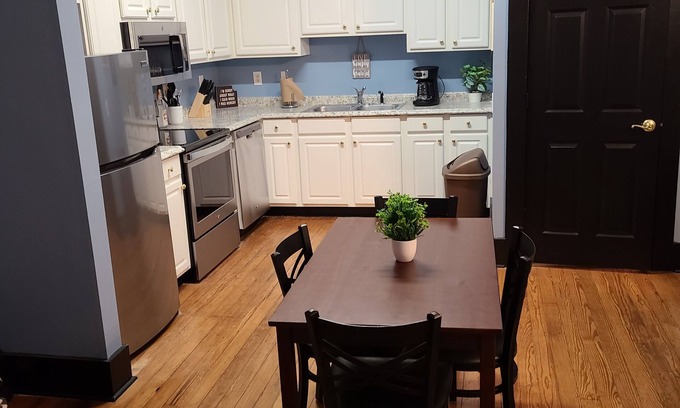 Fuquay-Varina Apartamento | 523 C - Historic Downtown Apartment above Brewery BBQ Restaurant - 2 Bedroom