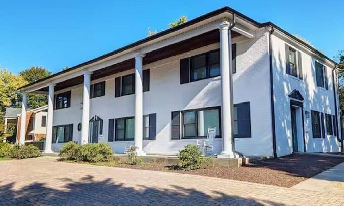 Seminary Hill Casa | 5300sqft Home 10 Mins to Washington DC Sleeps 20+