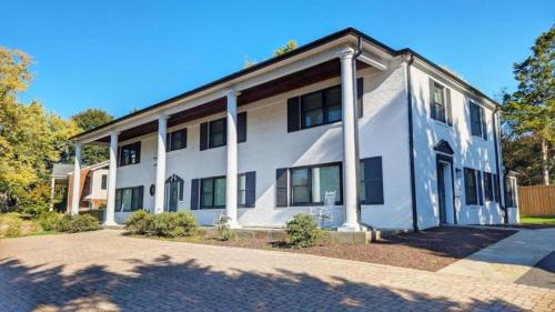 Seminary Hill Casa | 5300sqft Home 10 Mins to Washington DC Sleeps 20