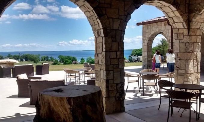 Traverse City Condominio | 539 Bay St. Lake View Condo Unit 103E
