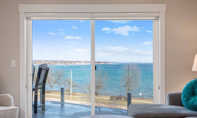 Traverse City Condominio | 539 Bay St. Lake View Condo Unit 202W