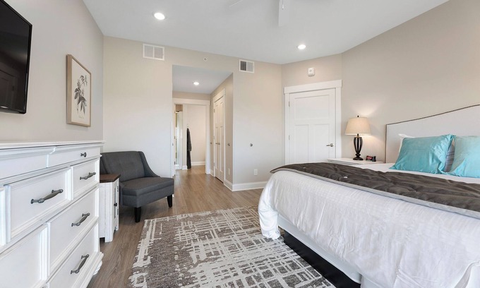 Traverse City Condominio | 539 Bay St. Lake View Condo Unit 402W