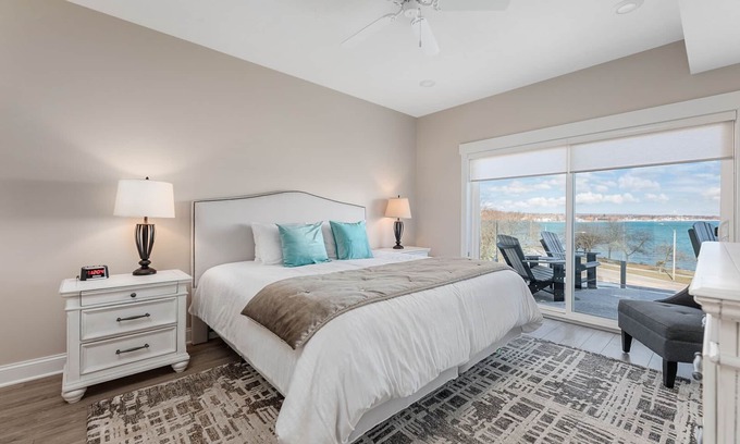 Traverse City Condominio | 539 Bay St. Lake View Condo Unit 403E