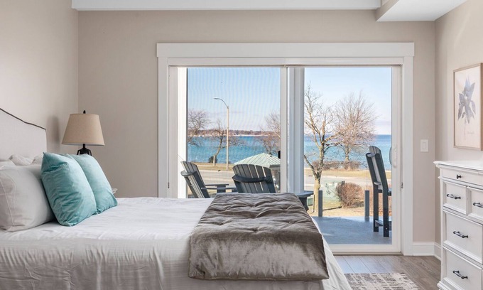 Traverse City Condominio | 539 Bay St. Lake View Condo Unit 201W