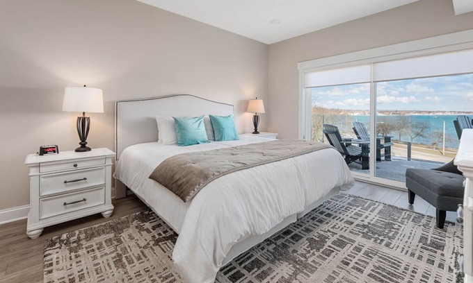 Traverse City Condominio | 539 Bay St. Lake View Condo Unit 401W