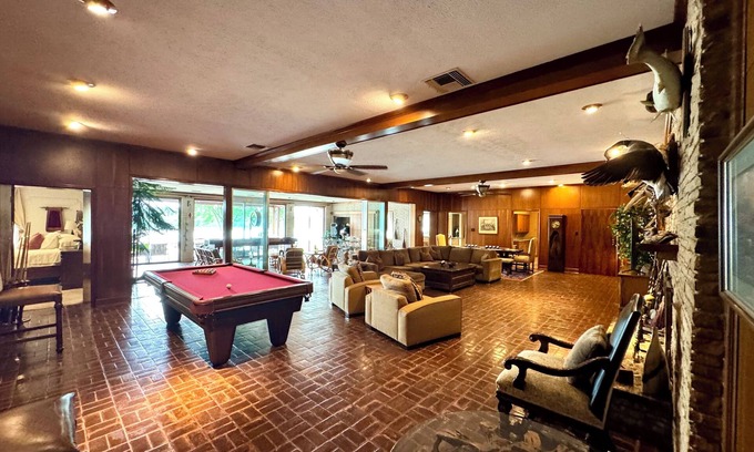 Weston Casa | 55 Acre Ranch casa con un estanque lleno de 20 acres!
