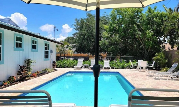 Naples Park Cabaña | 558 Pink Pearl Cottage| New Pool | Mins 2 Beaches