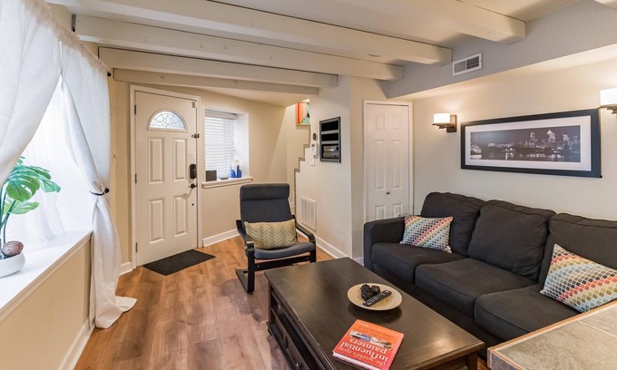 Fairmount Villa | 564 1/2 North Judson
