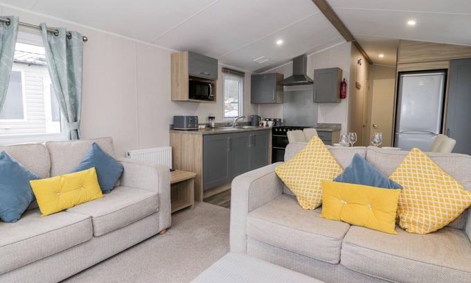 Cwm-y-glo Cabaña | 57 BRYNTEG, pet friendly, country holiday cottage in Llanrug