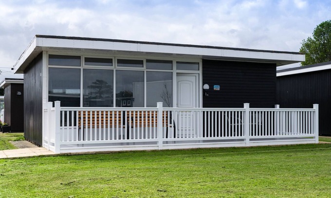 Chapel Saint Leonards Cabaña | 57 CHERRY PARK, pet friendly, with a garden in Chapel St Leonards